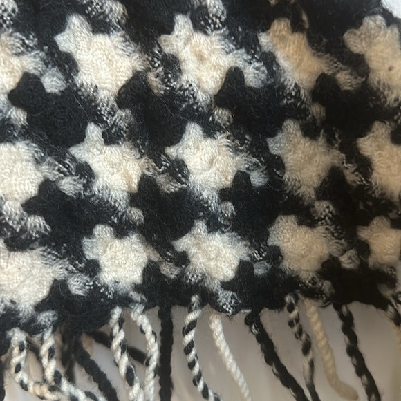 Scarf (believe it’s wool) - Picture 11 of 13